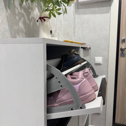 Шкаф и обувница для прихожей в серых тонах